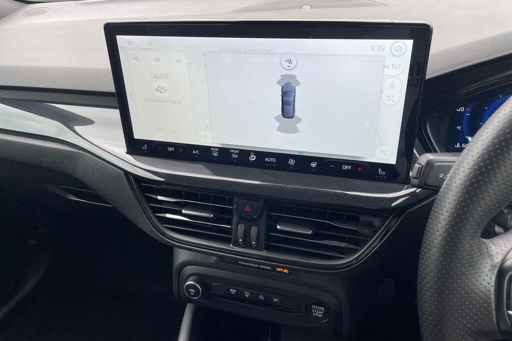 Ford Focus LX, photograph 12 of 29
