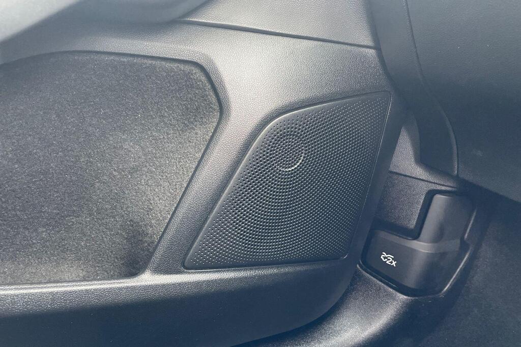 Ford Focus LX, photograph 19 of 29