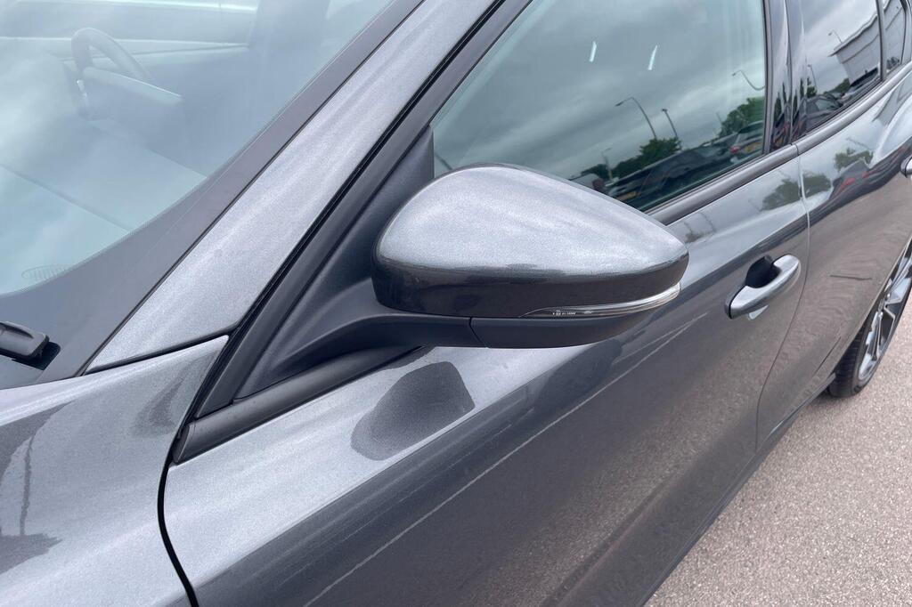 Ford Focus LX, photograph 21 of 29