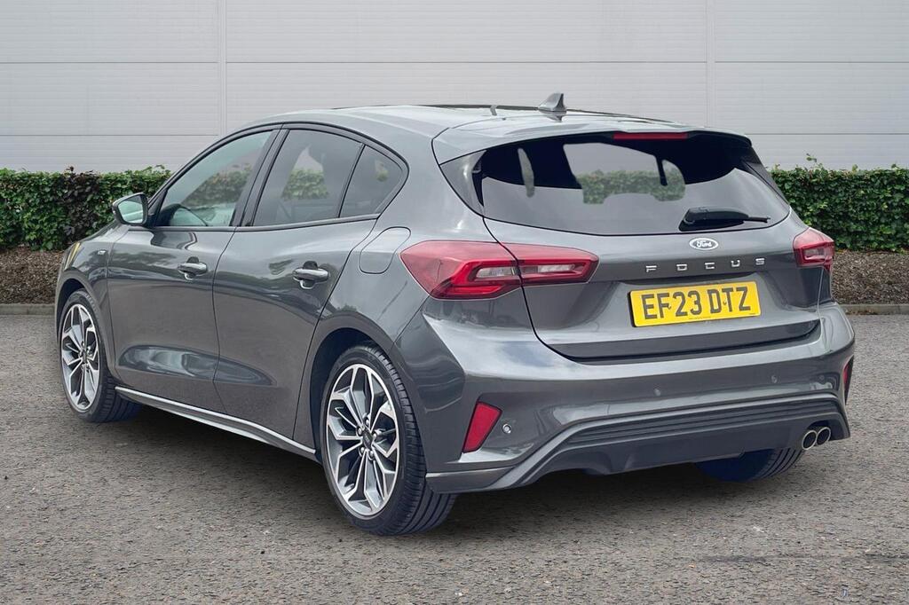 Ford Focus LX, photograph 2 of 29