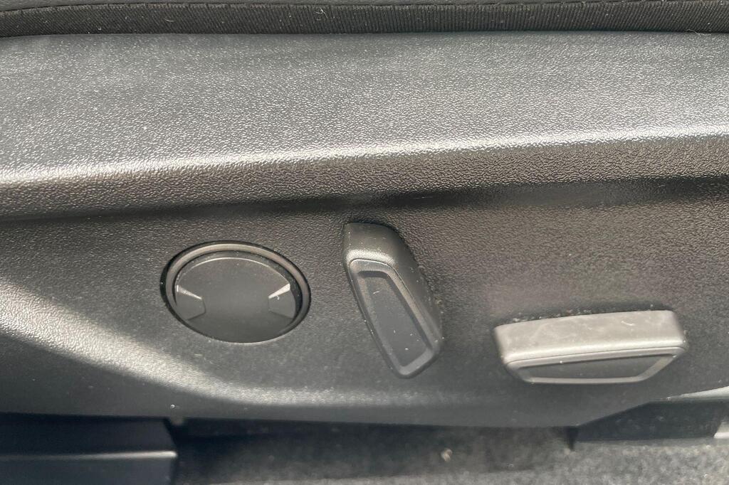Ford Focus LX, photograph 20 of 29