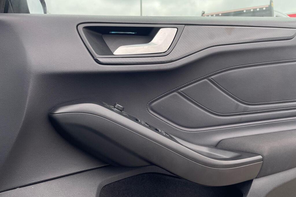 Ford Focus LX, photograph 16 of 29