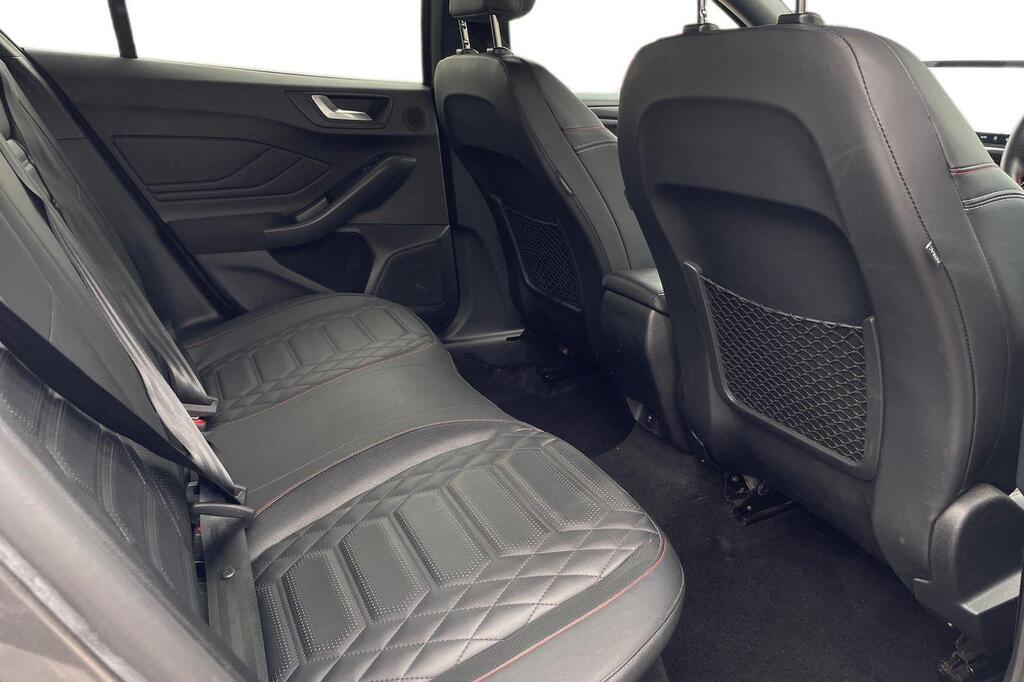 Ford Focus LX, photograph 17 of 29