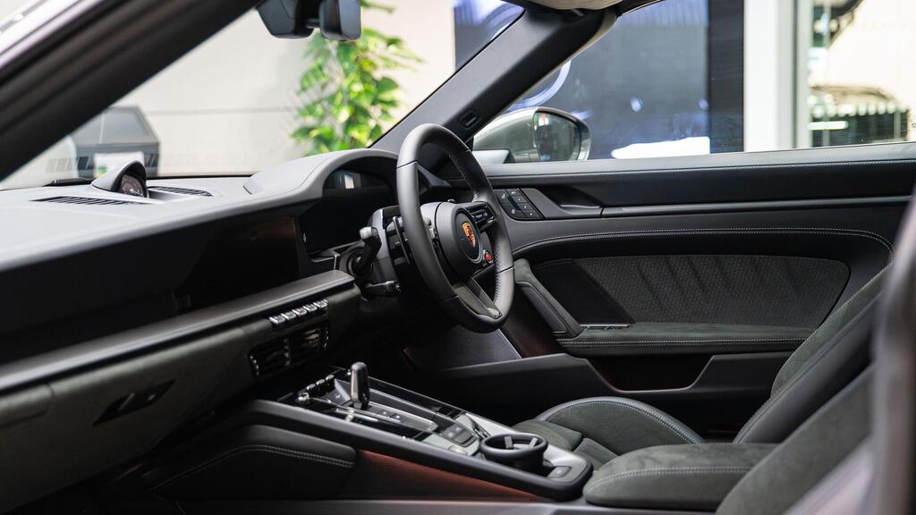 Porsche 911 992 4 GTS, photograph 2 of 30