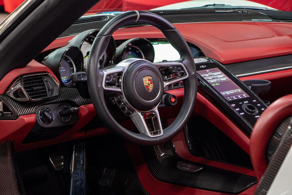 Porsche 918, photograph 18 of 29